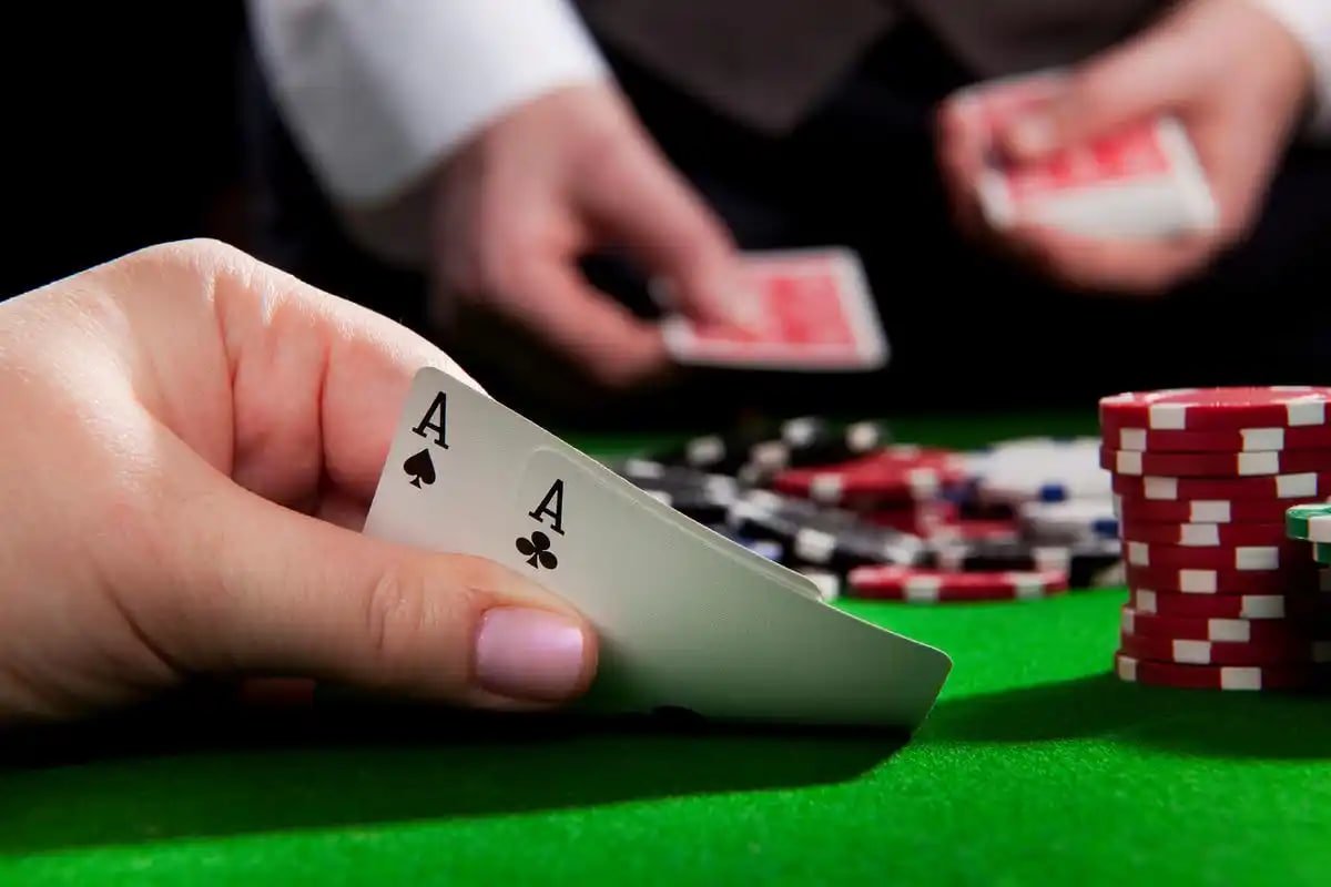 AduQ domino card table on goltogel168 live studio